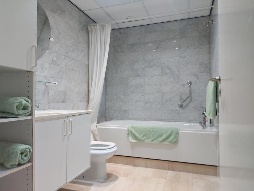 Central One Bed Apartment, Sleeps 4 With Roof Top Pool. Gibilterra Esterno foto