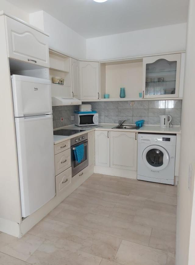 Central One Bed Apartment, Sleeps 4 With Roof Top Pool. Gibilterra Esterno foto